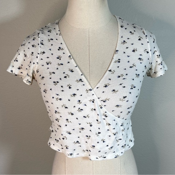 Brandy Melville Tops - Brandy Melville Floral Wrap Crop Top Knit Small